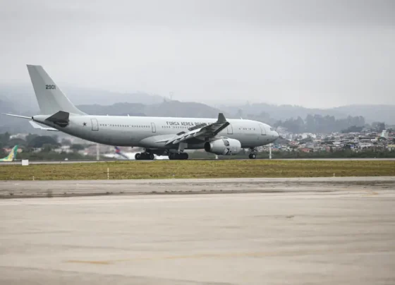 Avião com 221 brasileiros repatriados do Líbano chega em Guarulhos