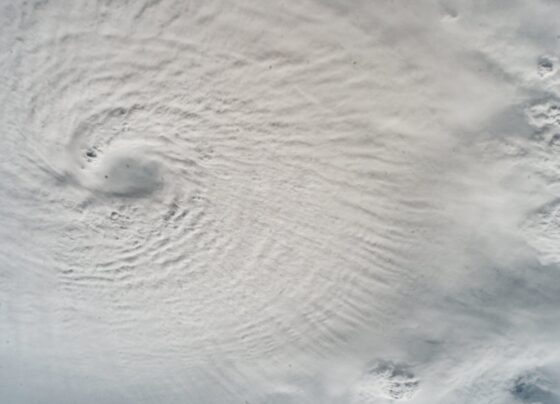 Furacão Milton segue para o Atlântico após causar destruição na Flórida