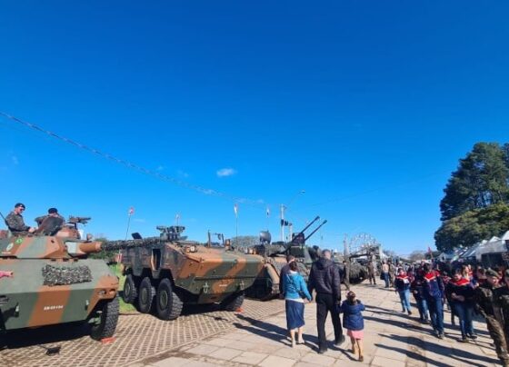 Veículos do Exército utilizados nas enchentes estão em exposição na Expointer
