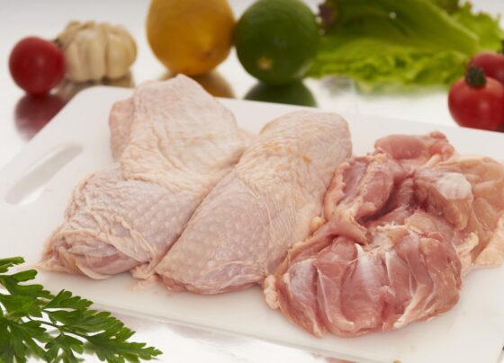 Três pedaços de carne de frango sobre uma bandeja branca carnes halal