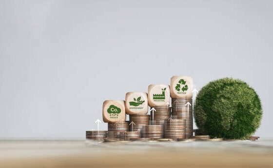 Mercado de Carbono representado por moedas e ícones sustentáveis