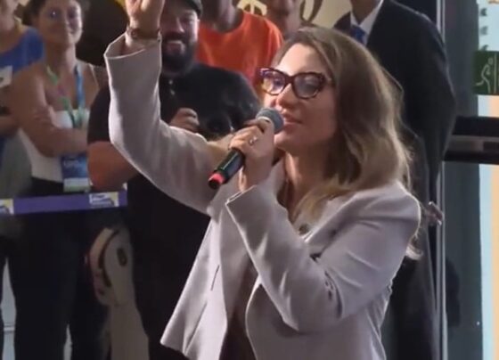 Janja Elon Musk xingamento