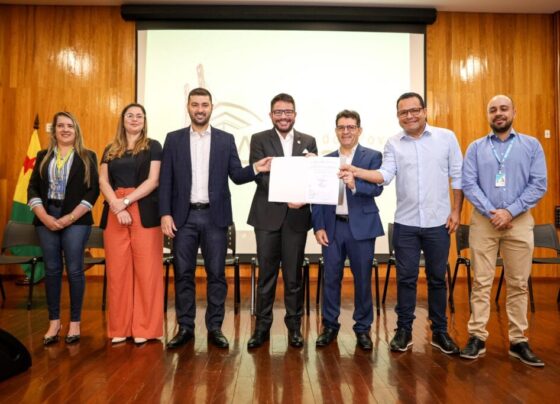 Autoridades acreanas reunidos após assinatura da portaria