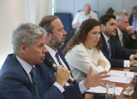 PAULO PIMENTA DURANTE REUNIÃO