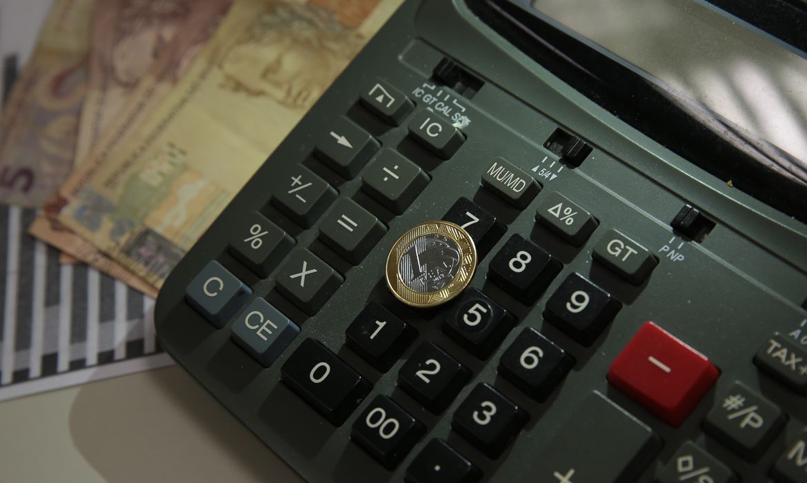 Mercado financeiro eleva previsão de inflação e do dólar para 2025