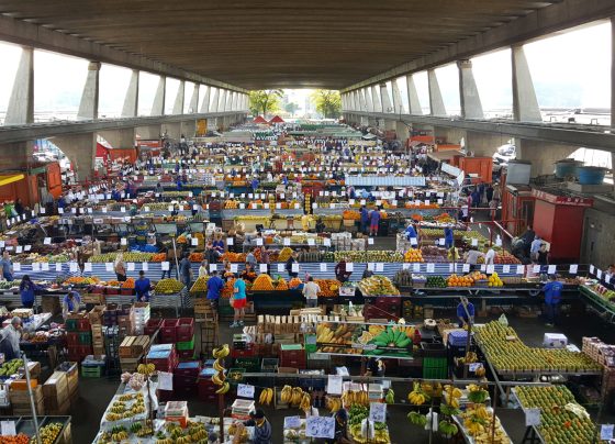 bancas de frutas dentro da marquise da Ceagesp