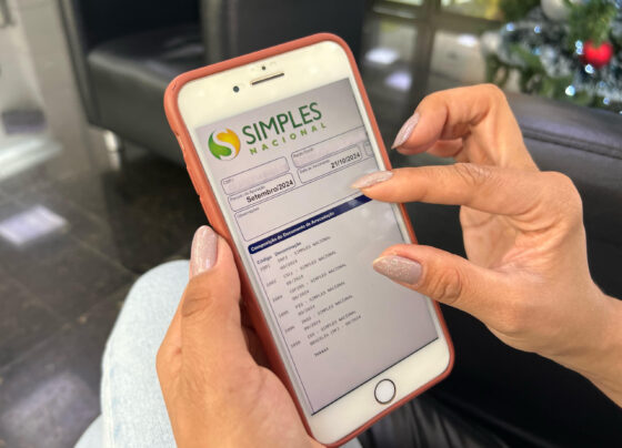 Pessoa com documento do Simples Nacional pelo celular