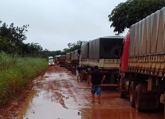 caminhões esperando em fila porque estrada que virou atoleiro