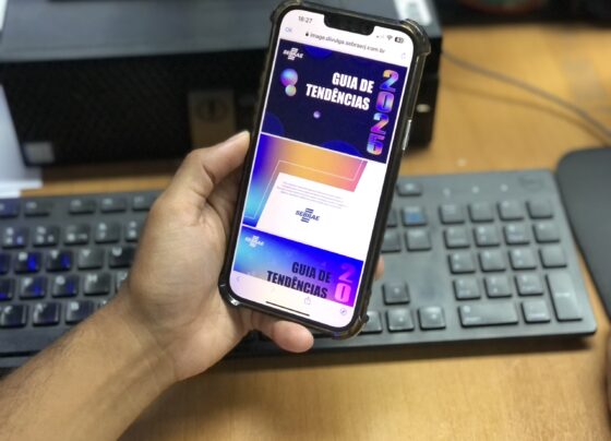Homem segurando celular