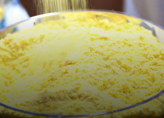 Um pote de farinha de mandioca