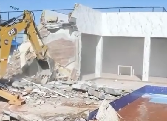 Imagem mostra demolição de casa de luxo do suspeito de coordenar ataque contra delegacia (Foto: Reprodução)