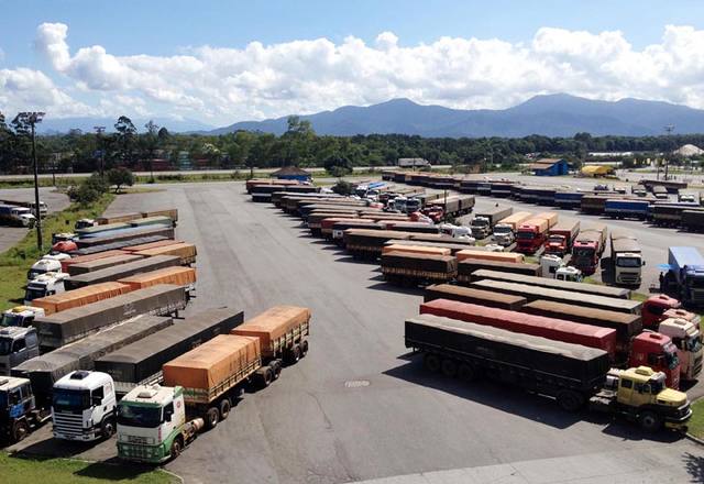 Valor do frete para o transporte de milho e soja oscila nas principais rotas do país