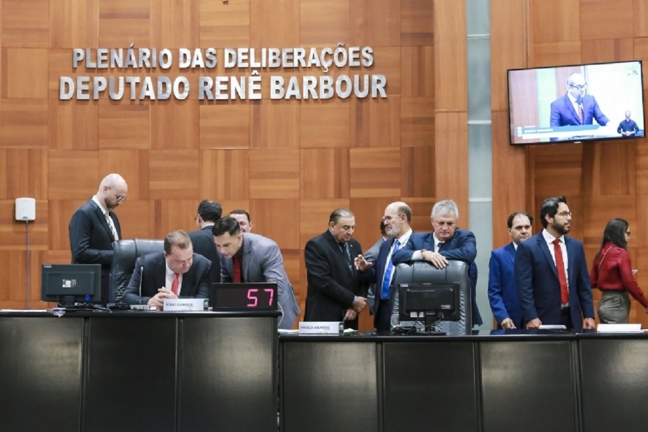 ALMT aprova projeto que diminui e até zera distâncias mínimas para aplicação de defensivos