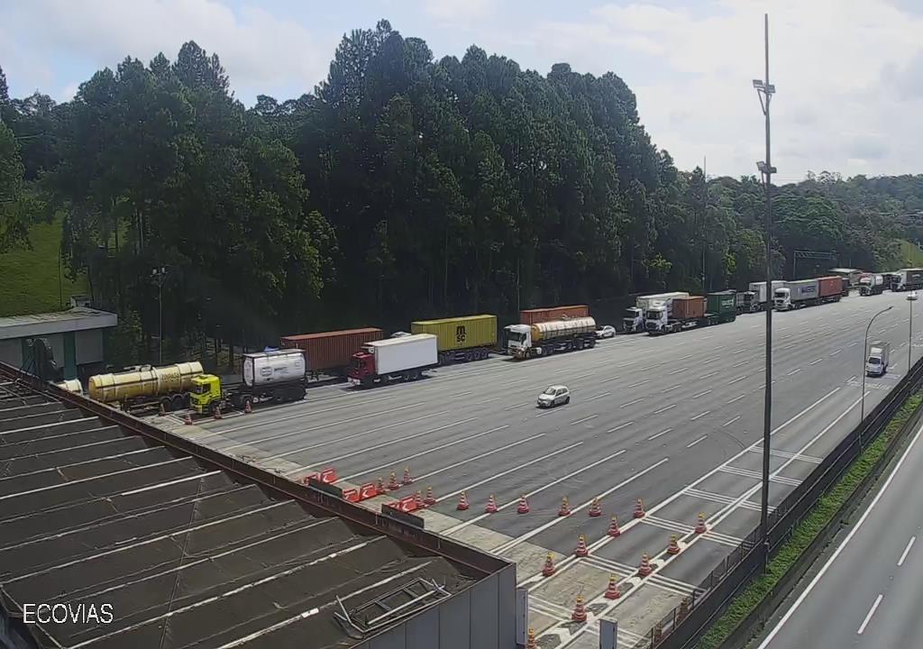 Após acidente, caminhoneiros enfrentam congestionamento e caos rumo ao Porto de Santos