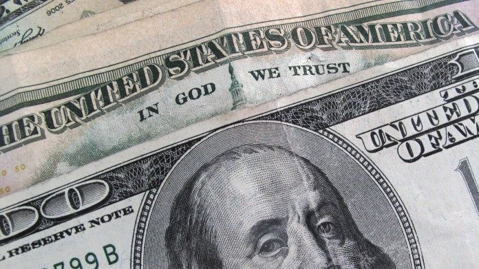 Dólar fecha no menor valor desde outubro, a R$ 5,67; Ibovespa sobe 0,49%