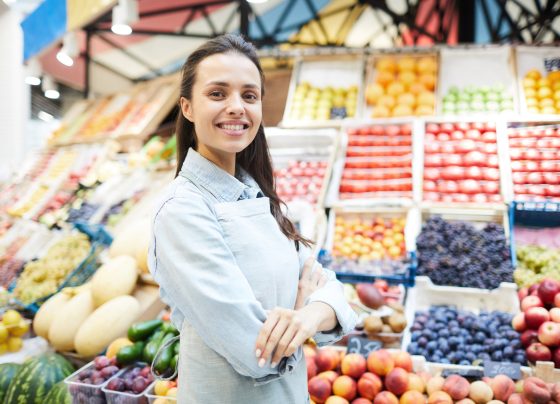 Mulher em banca de frutas