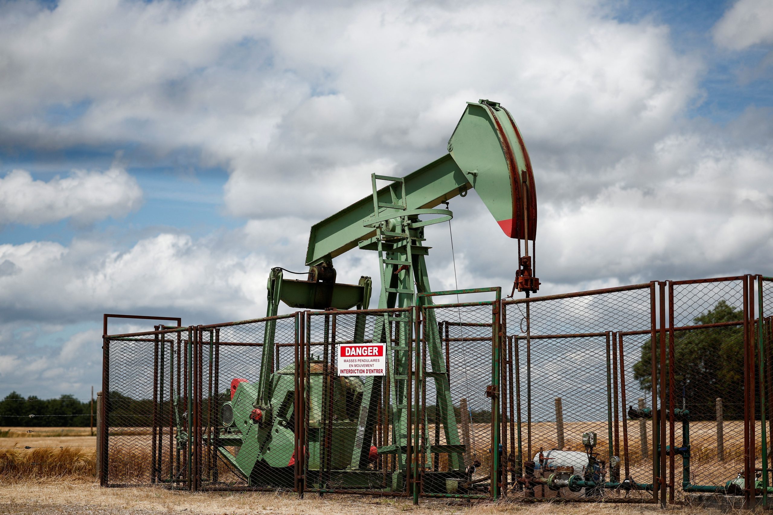 Petróleo marca 3ª semana de ganhos, apesar de queda com inflação dos EUA