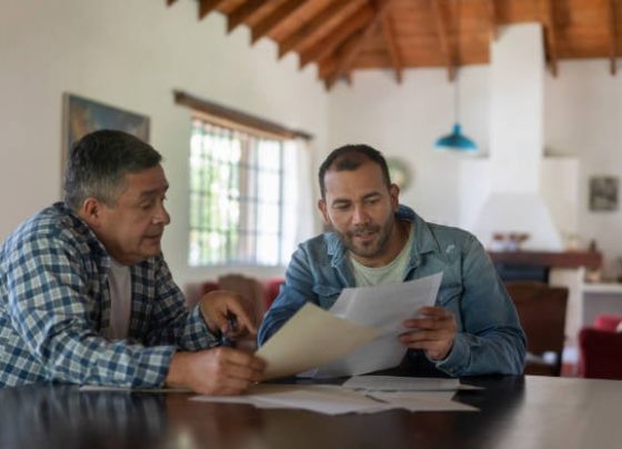 Contador e produtor rural com recibos na mão