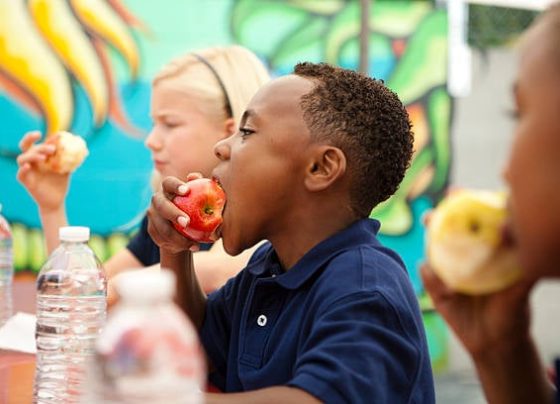 Crianças comendo frutas