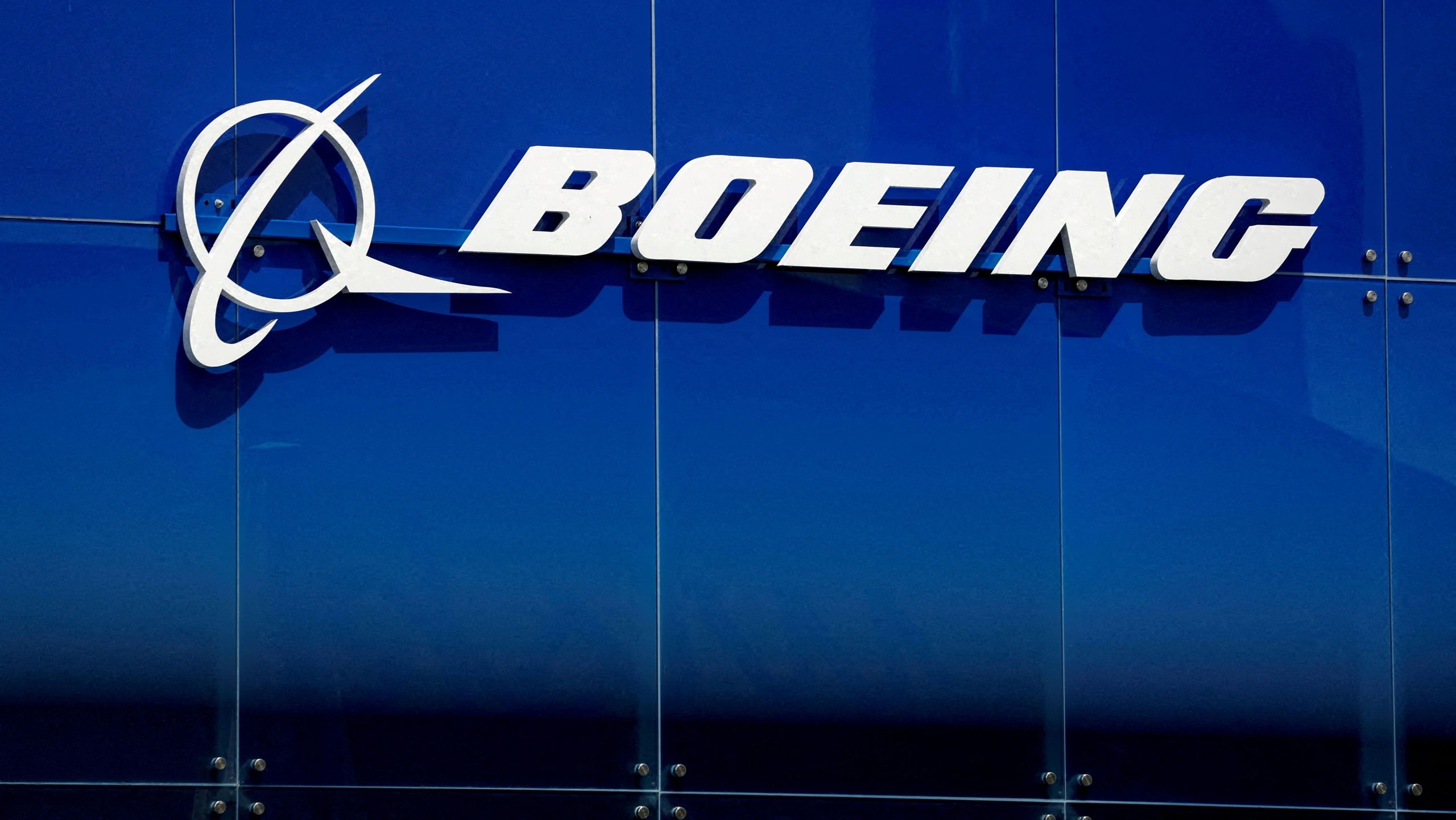Boeing tem prejuízo menor que o esperado e supera em receita do 1º tri