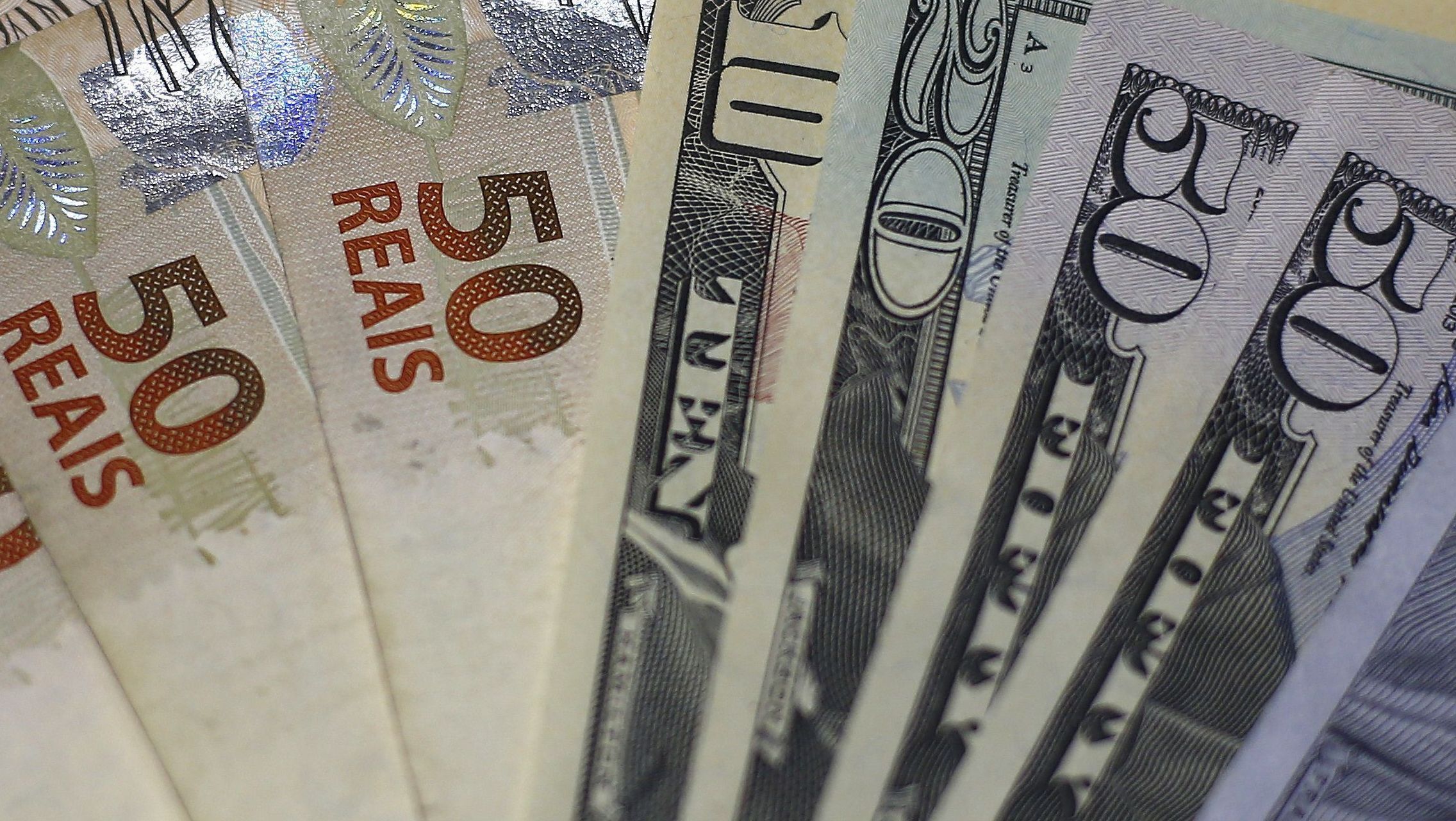 Busca por proteção: dólar volátil impulsiona operações de hedge cambial