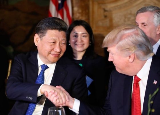 Donald Trump e Xi Jinping apertam as mãos