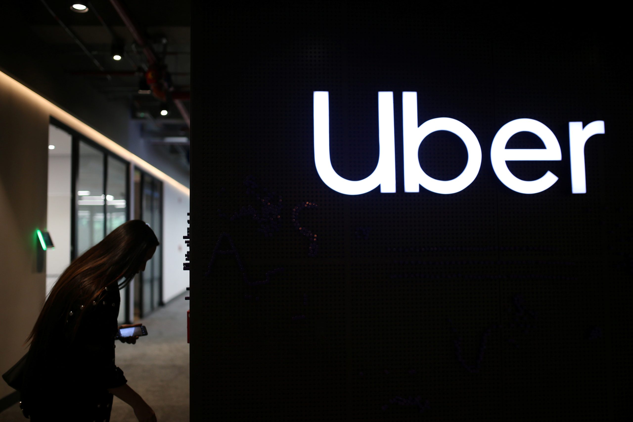 FTC dos EUA processa Uber por práticas enganosas em serviço de assinatura