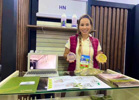 Mulher mostrando produtos