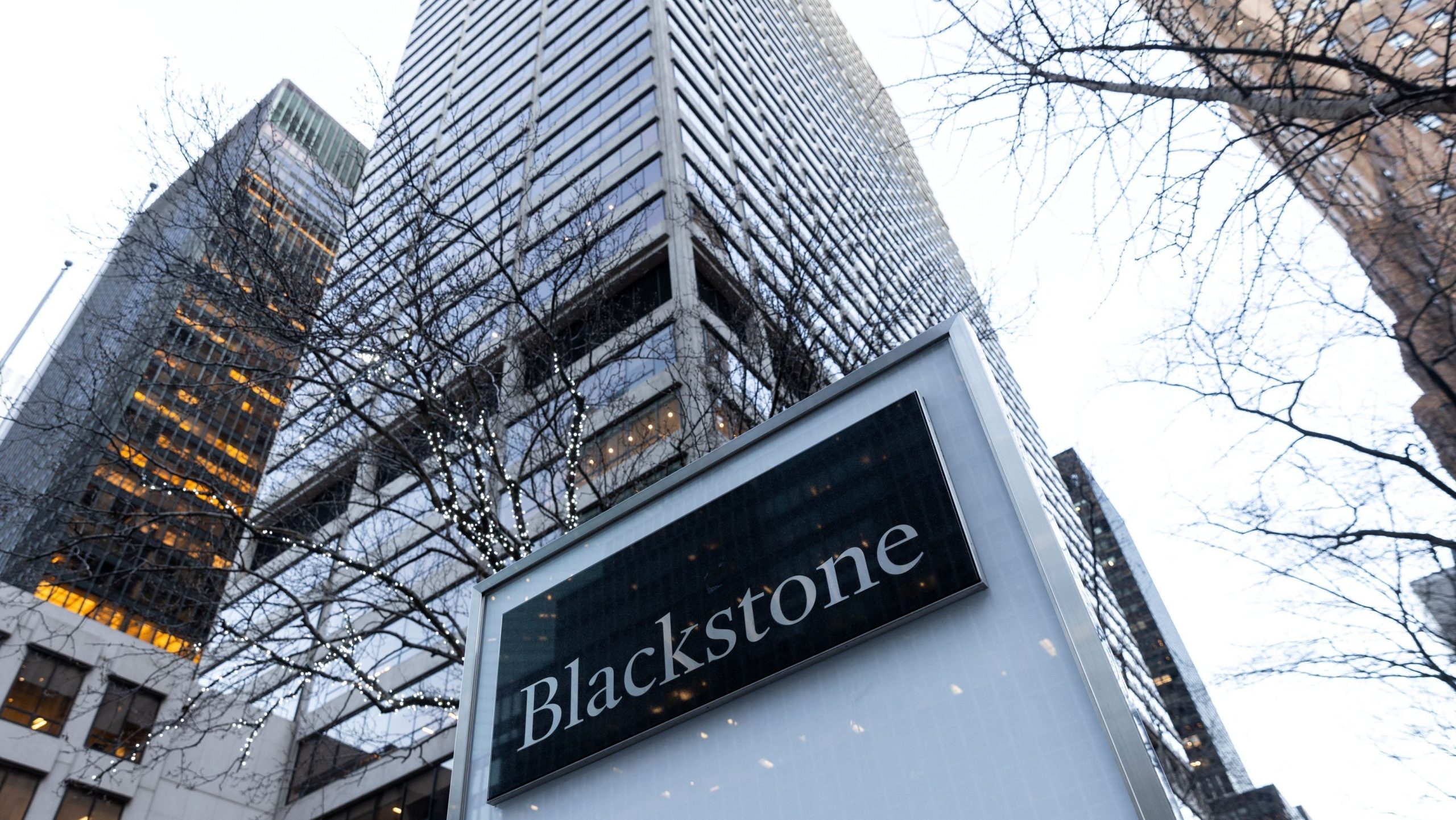 Lucro da Blackstone no 1º tri supera previsão com private equity e crédito