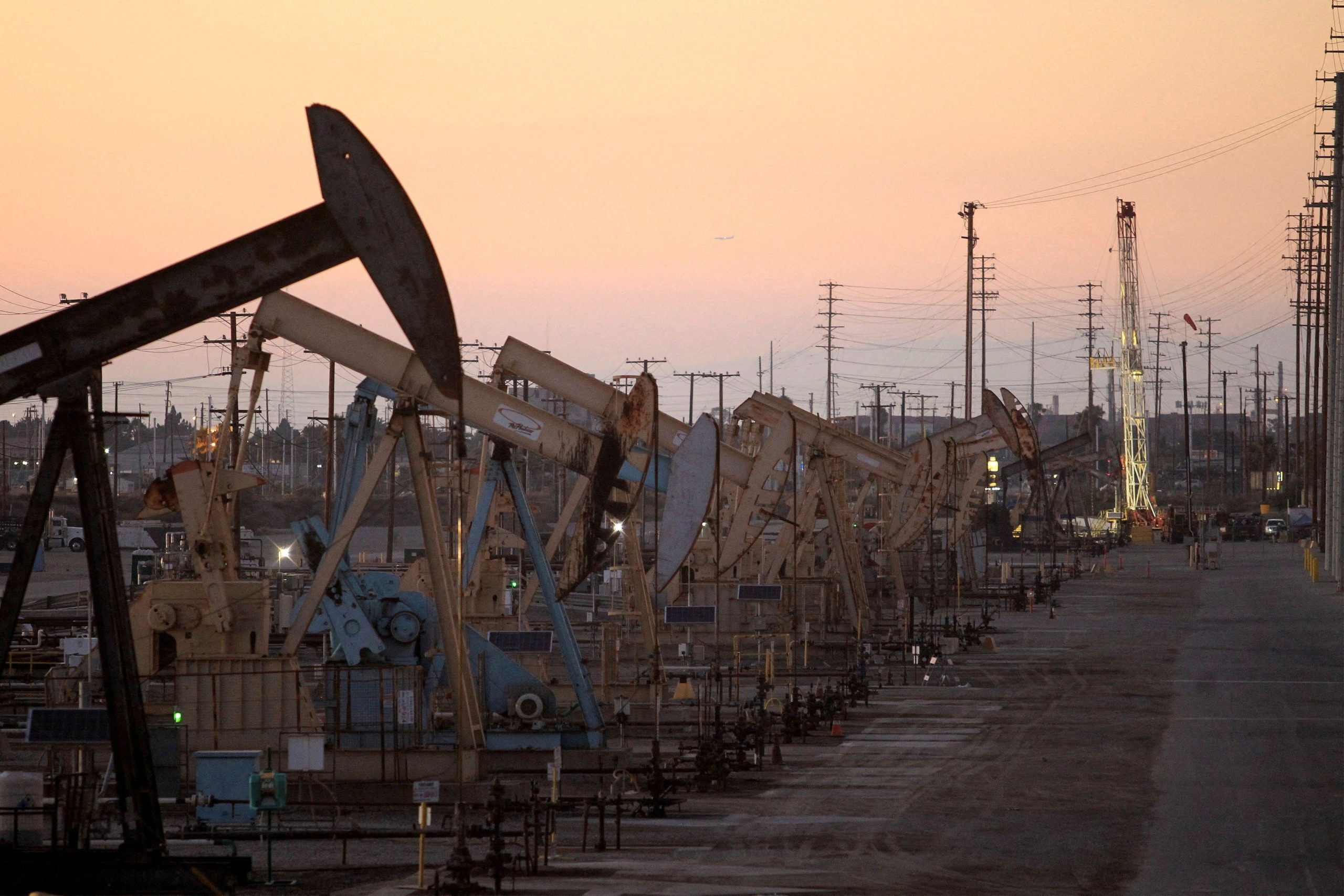 Produção de petróleo dos EUA atingirá pico em 2027, projeta a AIE