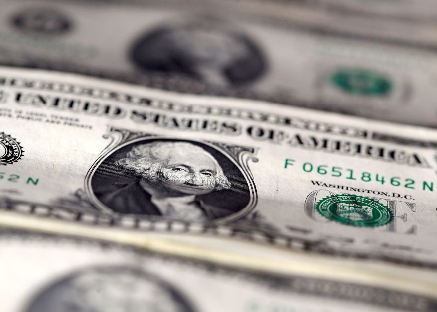 Dólar recua com políticas comercial e fiscal dos EUA em foco