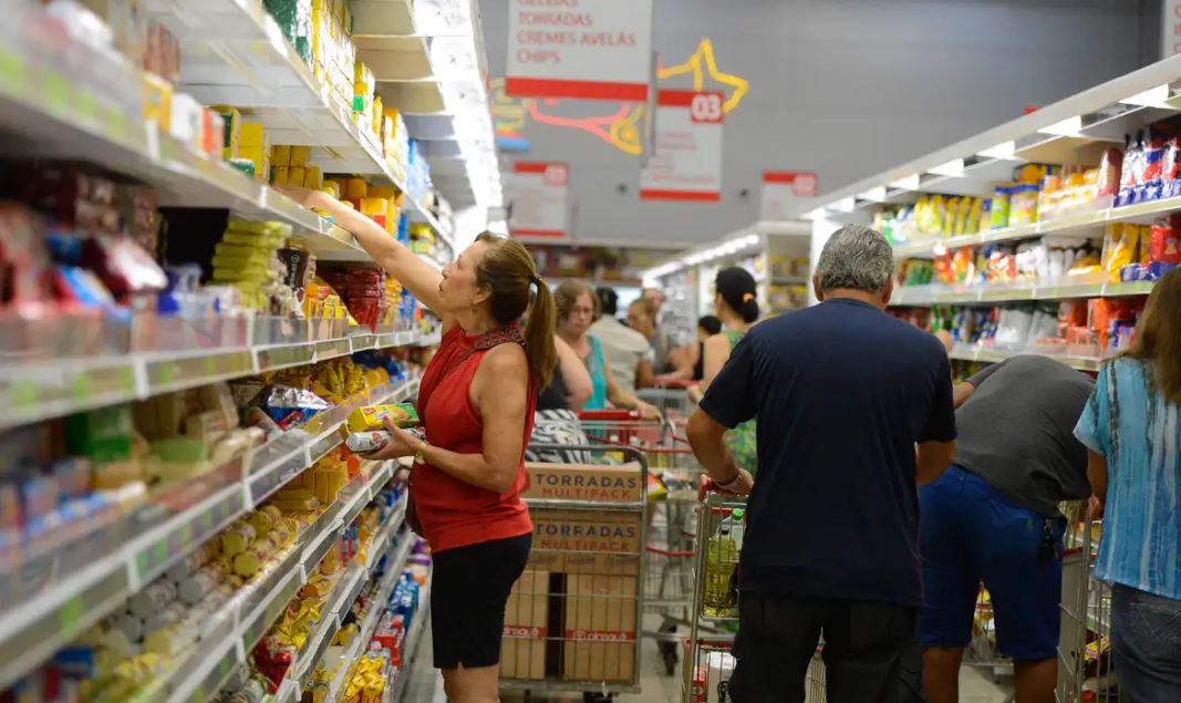 Mesmo com alta dos preços, consumo das famílias manteve-se em alta em abril