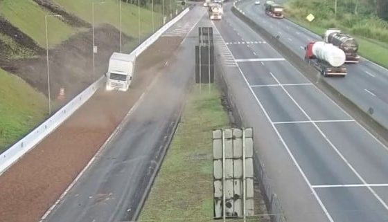 Caminhão com quase 4 toneladas de trigo fica sem freio em rodovia; veja o vídeo