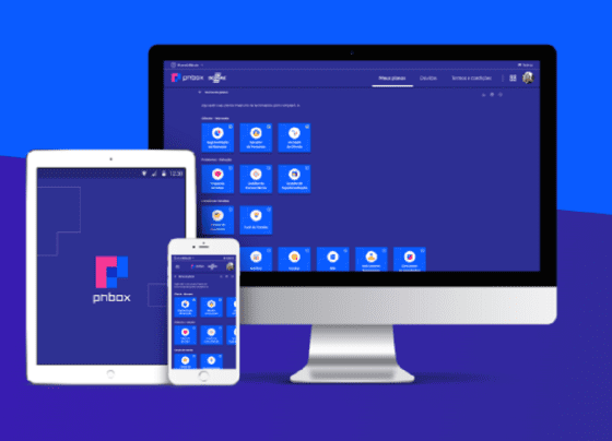 Na foto, há um tablet, um celular e um computador e no da tela há o logo e página principal do PNBOX