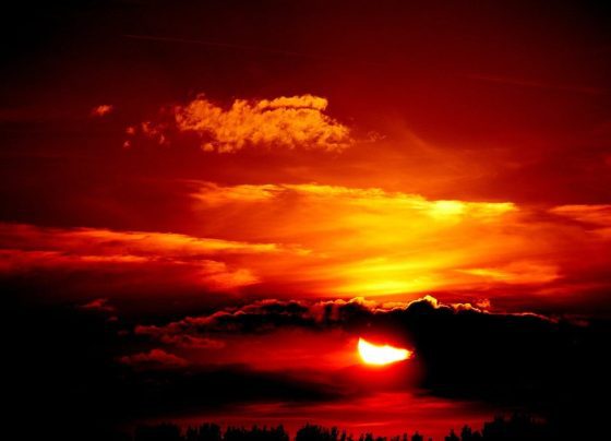 Sol entre nuvens tempo