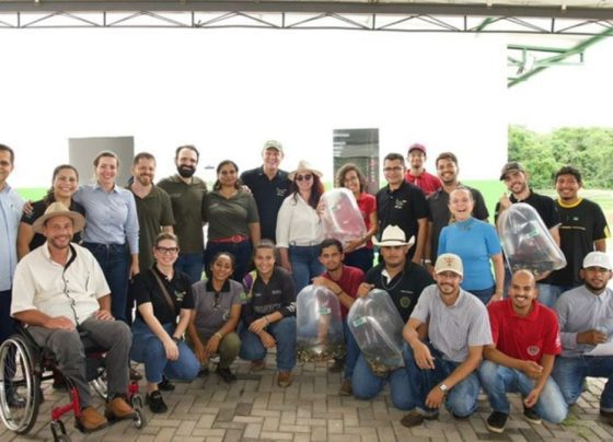 Ministro Fávaro realiza entrega de alevinos para fortalecer piscicultura na Baixada Cuiabana