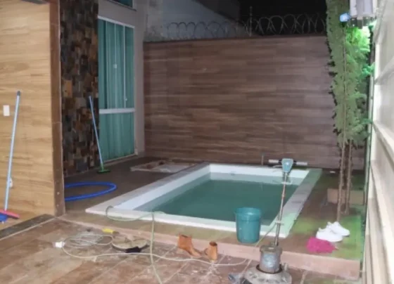 Encerador era usado na piscina no momento do choque - (Foto: reprodução/PC)