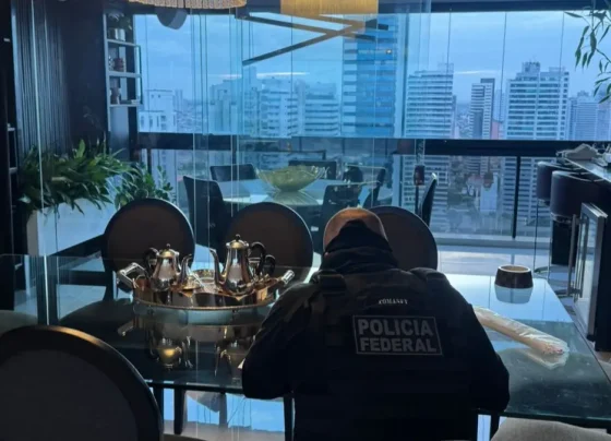 Policial federal reunindo elementos probatórios - (Foto: divulgação/PF)