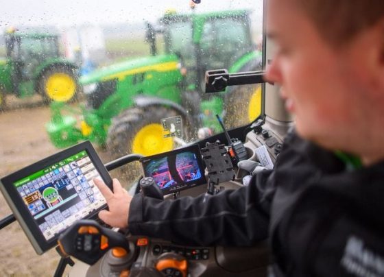 Da Lavoura ao Hospital: Qual a Lição de IA Que a John Deere Entrega Pronta