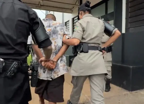 Pai sendo conduzido à delegacia - (Foto: divulgação/PM)