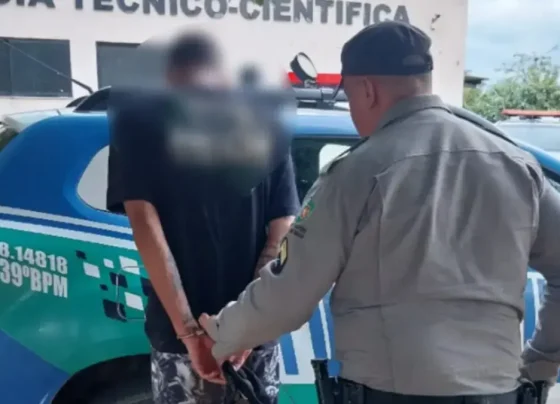 Jovem sendo conduzido pela PM - (Foto: reprodução/PM)