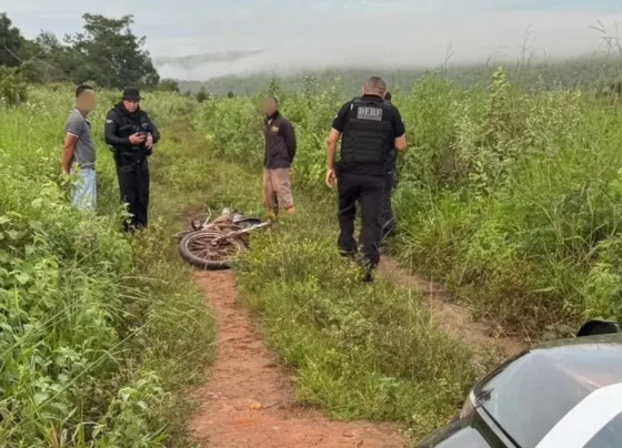 Suspeitos sendo abordados por policiais - (Foto: reprodução/PC)