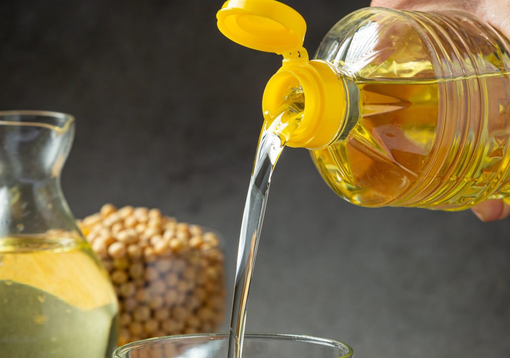 Óleo de soja sendo despejado
