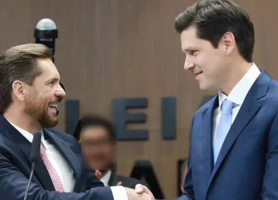 Imagem mostra Bruno Peixoto, presidente do Legislativo, e Daniel Vilela, governador de Goiás