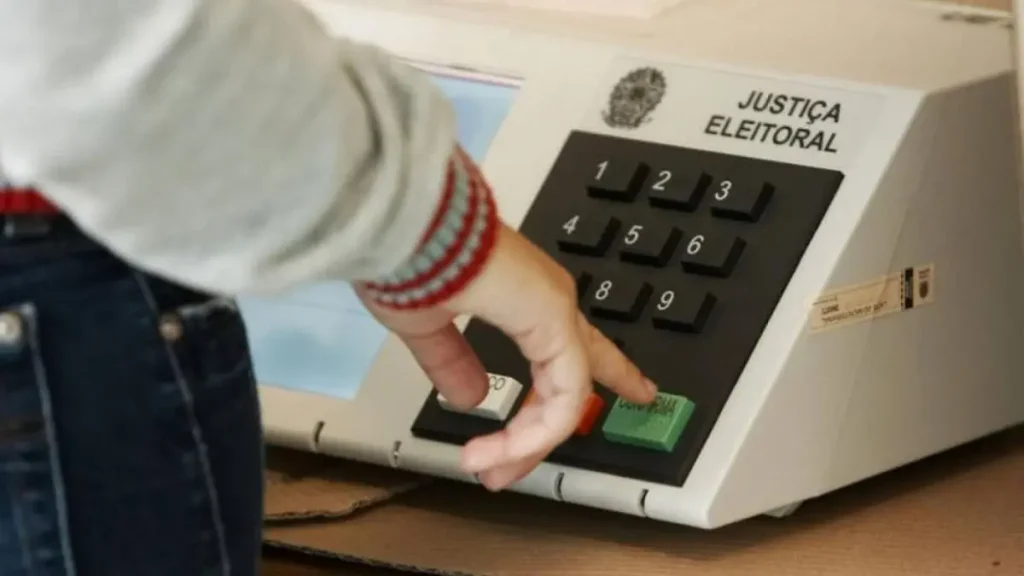 Imagem mostra pessoa utilizando urna eletrônica