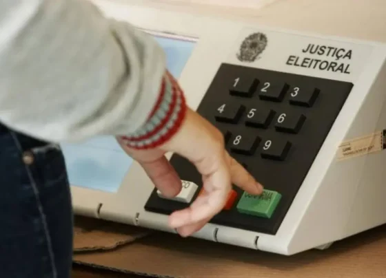 Imagem mostra pessoa utilizando urna eletrônica