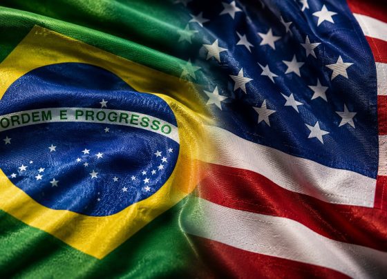 Imagem mostra as bandeiras dos Estados Unidos e do Brasil