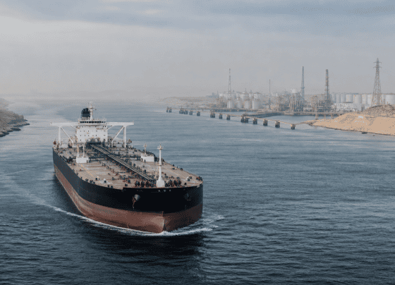 Petróleo sobe com tensão no Oriente Médio e risco à navegação