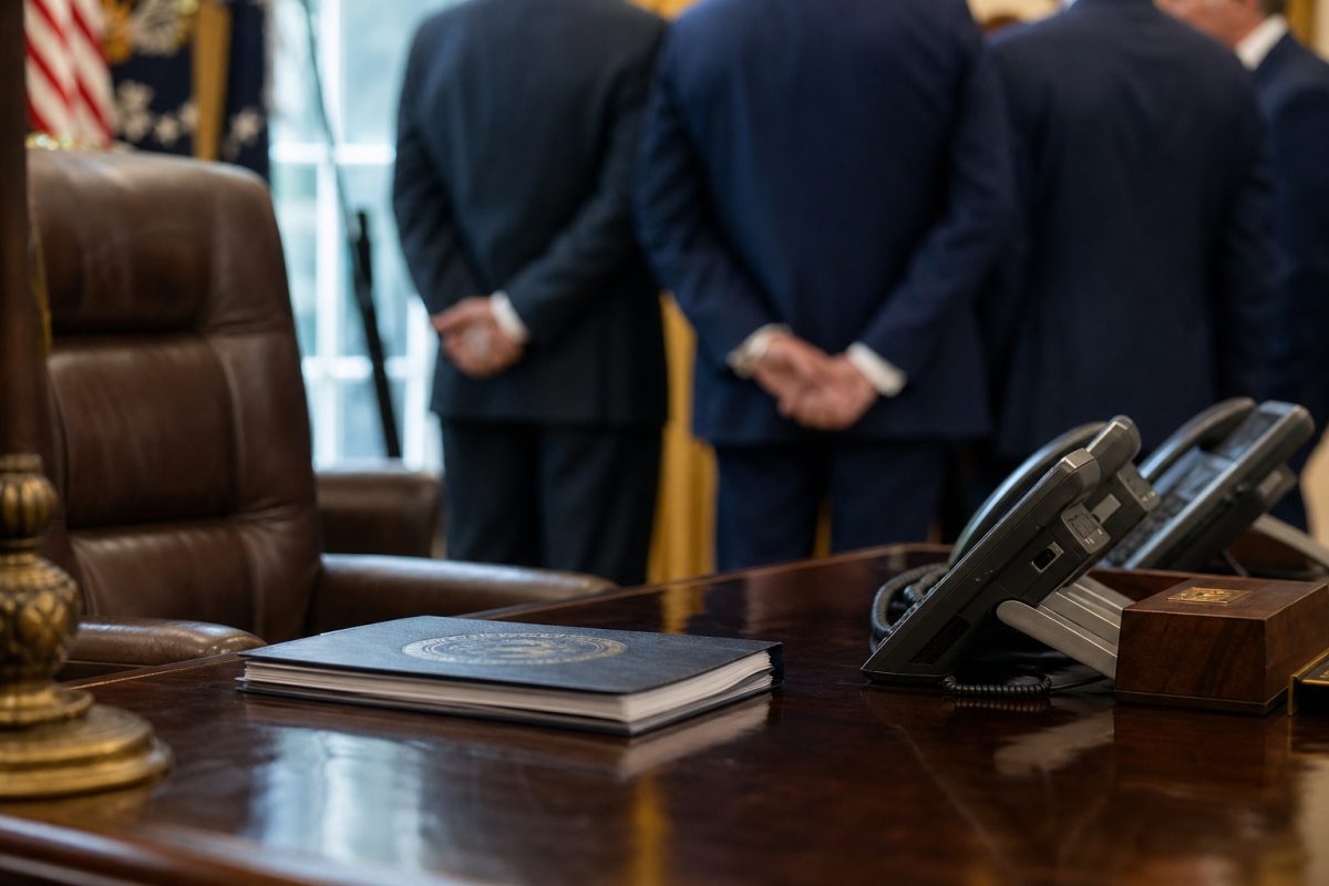 Aprovação de Trump atinge mínimo histórico enquanto insatisfação cresce