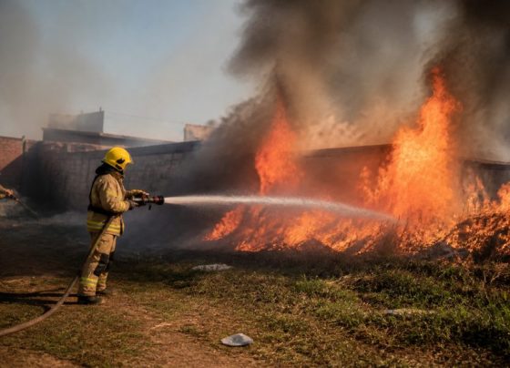 Corpo de Bombeiros combate incêndio de grandes proporções em terreno urbano em Rondonópolis